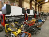 de nombreuses machines dans un entrepôt où il y a beaucoup de câbles