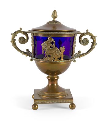 un vase violet orné d'un motif doré sur le dessus