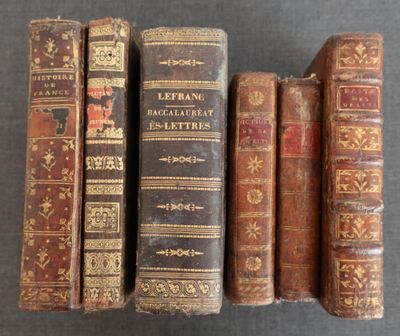 plusieurs vieux livres sont alignés sur une table