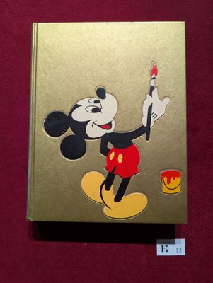 tableau représentant Mickey Mouse tenant un pinceau sur un fond rouge