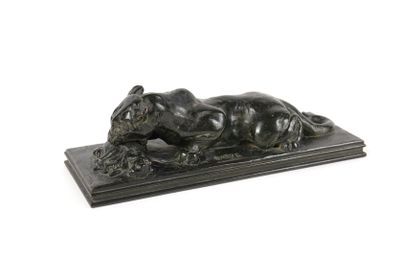 sculpture en bronze représentant un lion posé sur un socle en pierre