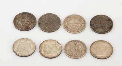 six pièces différentes sont disposées en ligne sur une surface blanche