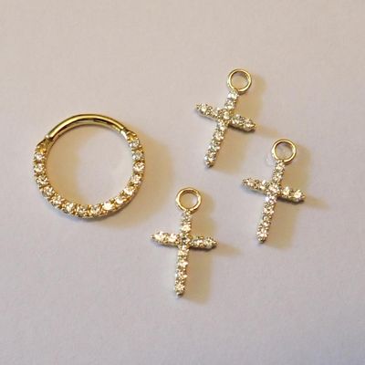 trois bijoux en or et diamants posés sur un fond blanc