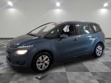 la photo d'une voiture bleue garée dans un garage