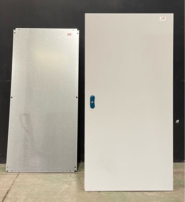 deux portes métalliques ornées d'un autocollant bleu, devant un mur noir