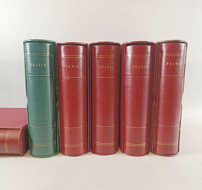 six livres rouges et verts empilés les uns sur les autres