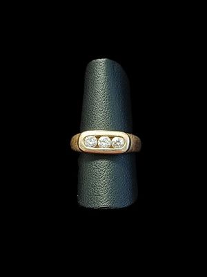 une image représentant une bague en or sertie de deux diamants