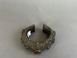 gros plan d'une bague sur une table à fond blanc