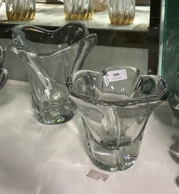 de nombreux vases en verre posés sur une table dans un magasin