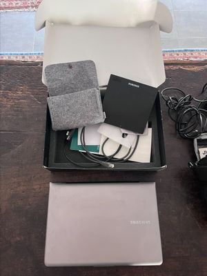 un ordinateur portable et d'autres appareils électroniques dans une boîte posée sur une table