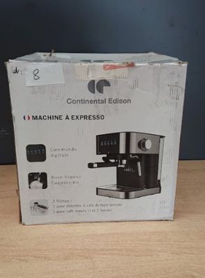 La boîte d'une machine à café est posée sur la table