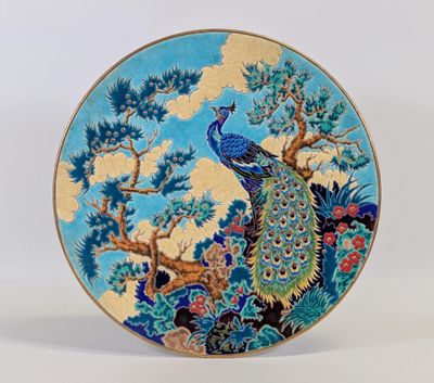 une image représentant une assiette décorative ornée d'un paon