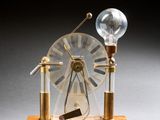 une horloge posée sur un socle en bois et équipée d'une ampoule