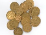 une pile de pièces d'or sur une surface blanche