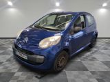 la petite voiture bleue est garée sur un sol en damier
