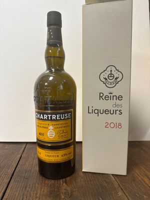 la bouteille de vin est à côté de la boîte sur la table