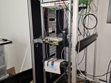 une photo montrant un rack de câbles dans une pièce