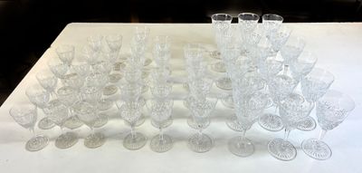 un grand nombre de verres à vin posés sur une table