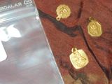 un sac de pièces d'or posé sur une table