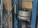 une photo d'une machine qui se trouve dans un garage