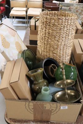 une boîte remplie de vases posée sur une table dans un magasin