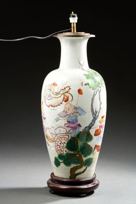 un vase blanc avec un tableau posé sur une table