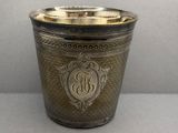 une coupe en argent sur laquelle est gravé un monogramme