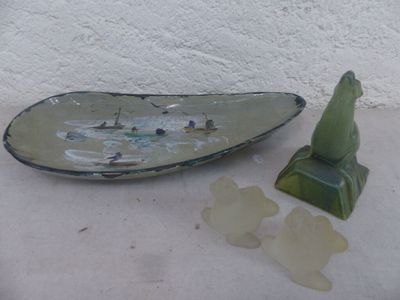 un petit objet en verre et un autre petit objet en verre posés sur une table