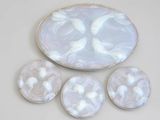 trois assiettes blanches ornées de fleurs blanches, posées sur une table