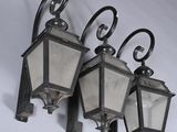 trois lampadaires noirs et argentés sur fond blanc