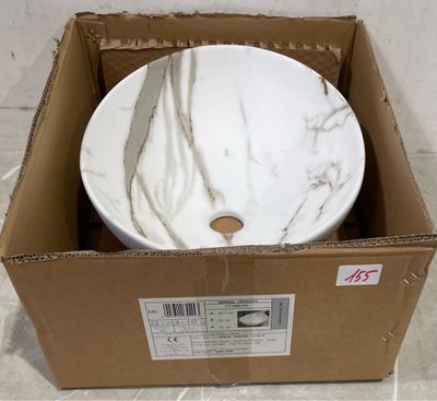 un bol blanc posé dans une boîte posée par terre