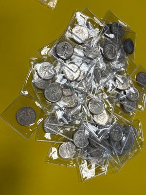 un tas d'argent et de pièces d'argent sur un fond jaune