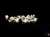 quelques diamants blancs sont posés sur une surface noire