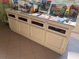 un comptoir sur lequel sont posés de nombreux livres