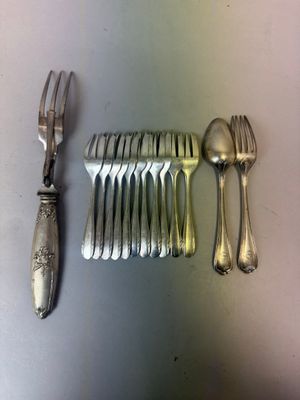 beaucoup de cuillères et de fourchettes en argent sur une table