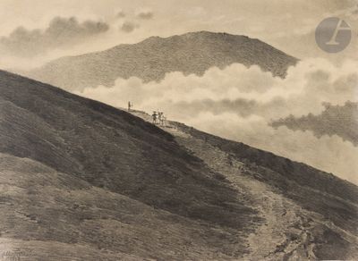 une photo en noir et blanc d'une montagne surmontée d'une église