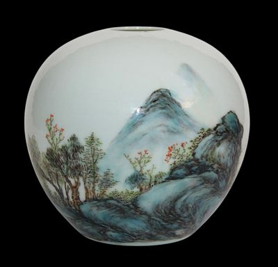 un vase blanc sur lequel est peinte une scène de montagne