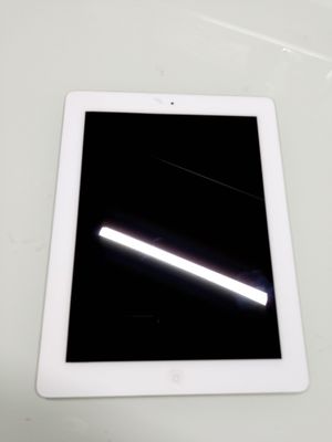 une image représentant une tablette blanche posée sur une table
