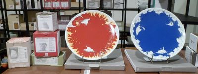deux assiettes posées sur une table dans une pièce