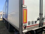 un camion garé sur le côté de la route