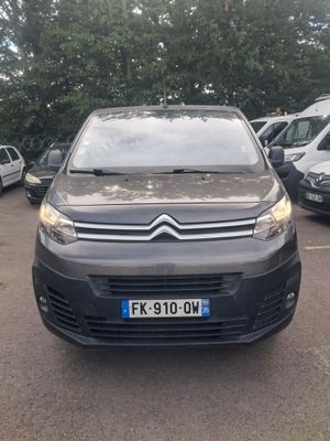 Une camionnette Citroën garée sur un parking, avec d'autres voitures en arrière-plan