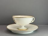 une tasse blanche et sa soucoupe, posées sur une soucoupe