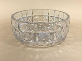 un bol en verre posé sur une table