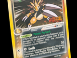gros plan d'une carte pokemon sur fond noir