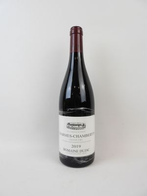 une bouteille de vin posée sur une table