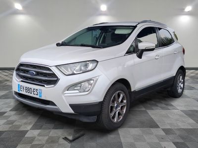 Une Ford Eco-Cross blanche est garée dans une grande pièce