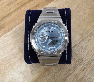 Montre Casio G-Shock argentée avec un bracelet en velours bleu
