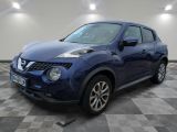 un SUV Nissan Juke bleu garé dans un garage