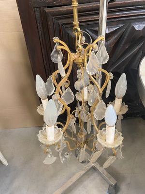 un lustre doré orné de nombreuses lumières