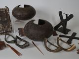 plusieurs objets posés ensemble sur une table
